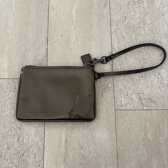Coach Madison Metallic Pewter Pleated Patent Leather Wristlet Grey 4"x6" - Picture 4 of 6